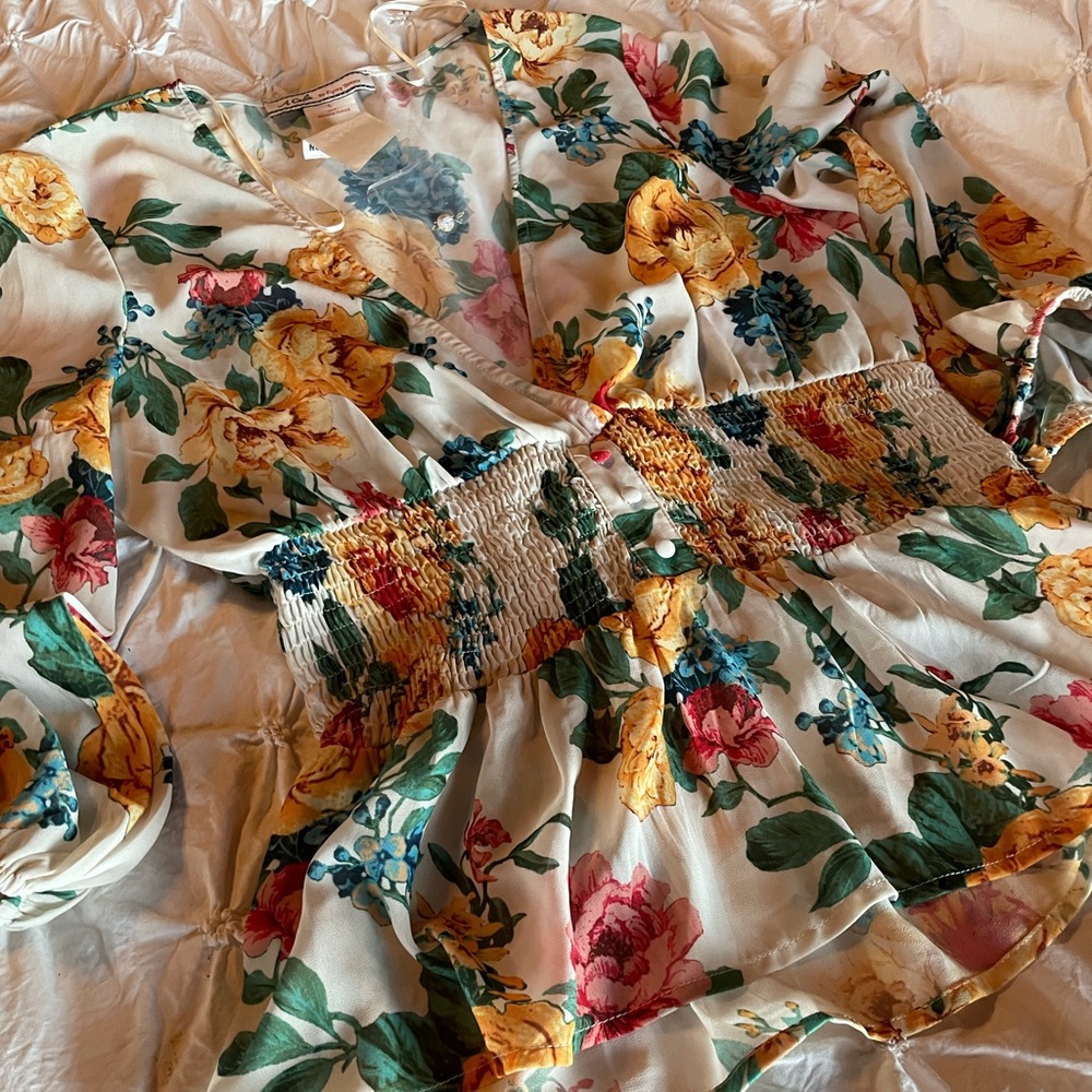 NWT V Neck Floral Blouse